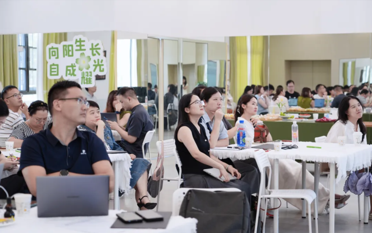 弘齐新闻｜戴芙桑、陈世奎律师为嘉泰华教育管理人员开展专题法律培训