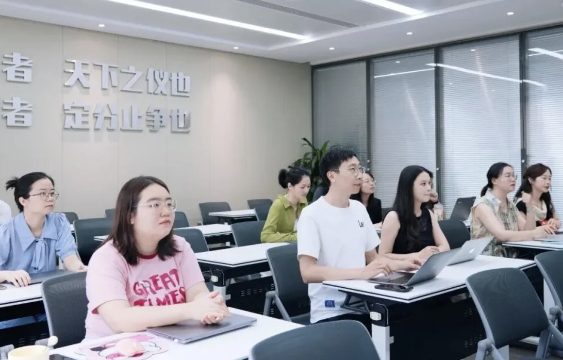 弘齐新闻｜超燃！弘齐律师观看阅兵现场直播：这一刻，我们热泪盈眶！