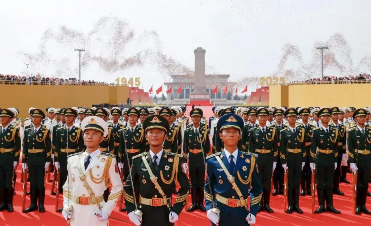 弘齐新闻｜超燃！弘齐律师观看阅兵现场直播：这一刻，我们热泪盈眶！