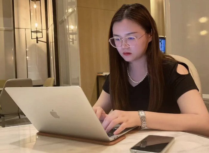 合伙人特辑|周恬静:欣然越山海,焕然见新我